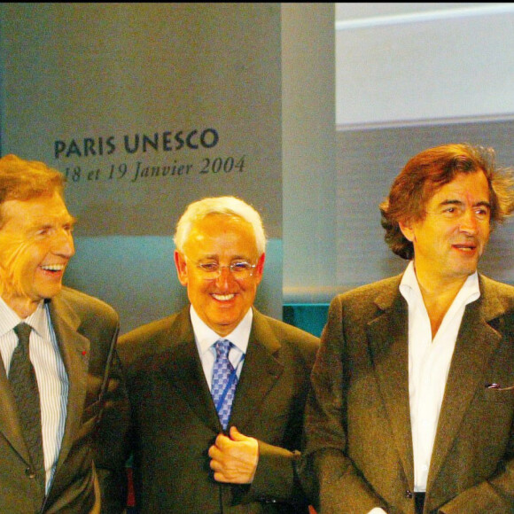 Etienne Mougeotte, Bernard-Henri Lévy, Cheick Amad et Dominique de Villepin en 2004 lors du forum Euro Méditerranée