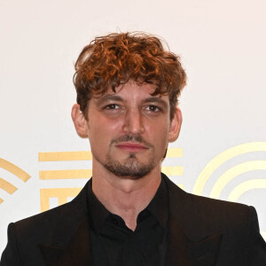 Niels Schneider - Photocall au Fouquet's après la 47ème cérémonie des César à Paris le 26 février 2022. © Coadic Guirec / Bestimage 