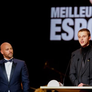 Franck Gastambide, Benjamin Voisin (César du Meilleur Espoir Masculin dans Illusions Perdues) - 47ème édition de la cérémonie des César à l'Olympia à Paris le 25 février 2022. © Borde / Jacovides / Bestimage 