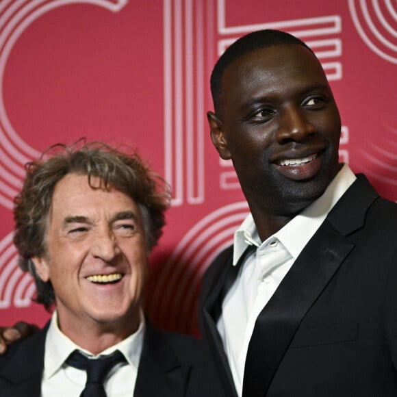 Omar Sy et François Cluzet - Photocall de la 47ème édition de la cérémonie des César à l'Olympia à Paris, le 25 février 2022. © JB Autissier/Panoramic/Bestimage 