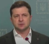 Le président Zelensky appelle les citoyens à se battre et promet des armes le 24 février 2022 à Kiev en Ukraine. Vidéo traduite par "Le Monde"