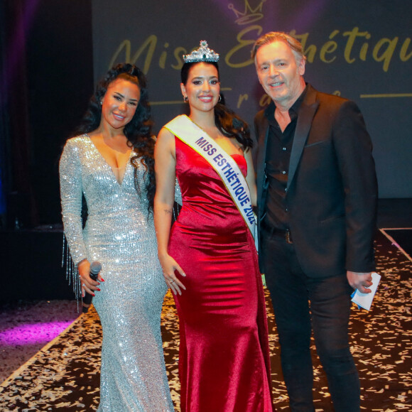 Milla Jasmine, Anaïs Bressy et Jean-Michel Maire à la première édition du concours "Miss Esthétique", consacré à la diversité de la beauté féminine, à la Cigale, à Paris. © Christophe Clovis / Bestimage