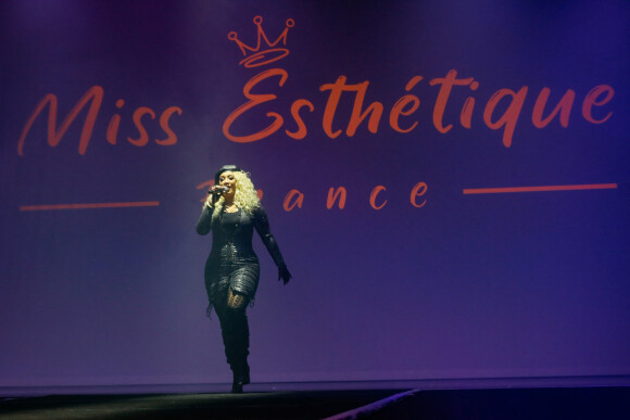 Eloisha (révélée par l'émission The Voice 2020) a animé la première édition du concours "Miss Esthétique", consacré à la diversité de la beauté féminine à la Cigale. Paris, le 27 février 2022. © Christophe Clovis / Bestimage