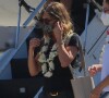 Jennifer Aniston monte à bord d'un jet privé alors qu'elle quitte Hawaï après avoir terminé le tournage des scènes du film "Murder Mystery 2" le 9 février 2022.