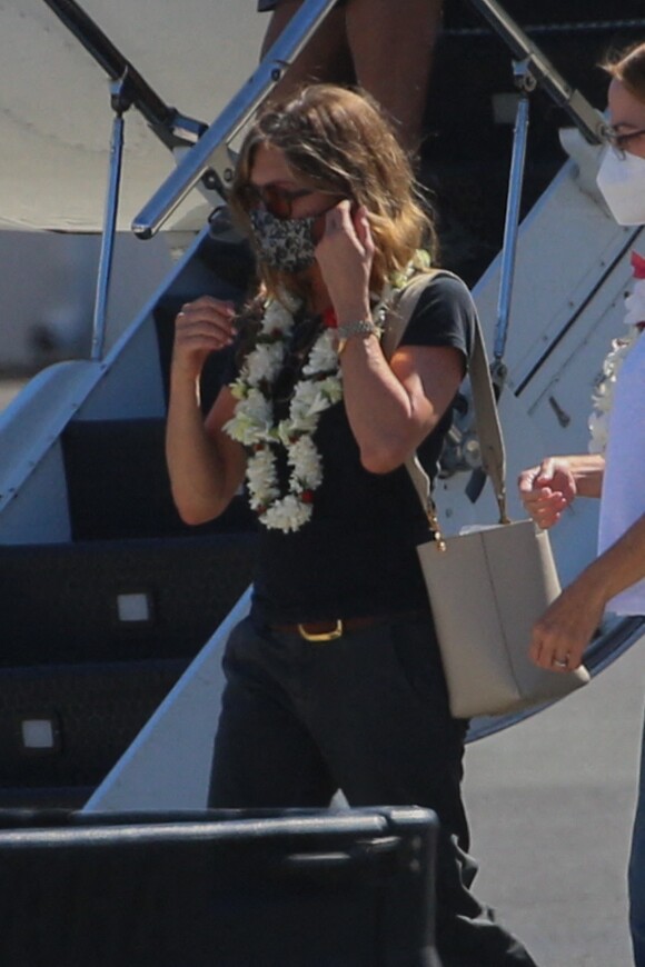Jennifer Aniston monte à bord d'un jet privé alors qu'elle quitte Hawaï après avoir terminé le tournage des scènes du film "Murder Mystery 2" le 9 février 2022.
