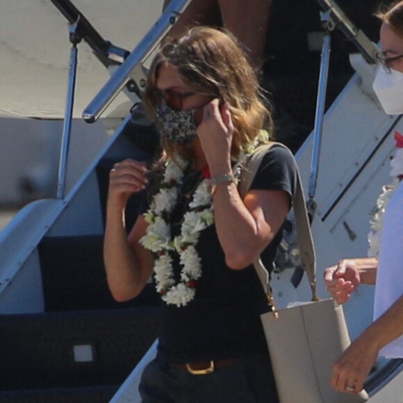 Jennifer Aniston monte à bord d'un jet privé alors qu'elle quitte Hawaï après avoir terminé le tournage des scènes du film "Murder Mystery 2" le 9 février 2022.