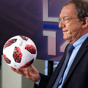 Jean-Pierre Pernaut (avec un ballon de football de la Coupe du Monde dans les mains), présentateur pour TF1 du défilé militaire du 14 Juillet sur les Champs-Elysées à Paris. Le 14 juillet 2018 © Stéphane Lemouton / Bestimage