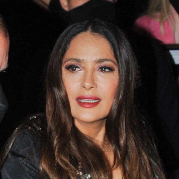Salma Hayek signe des autographes lors de la remise de son étoile sur le célèbre Hollywood Walk Of Fame à Los Angeles, le 19 novembre 2021.
