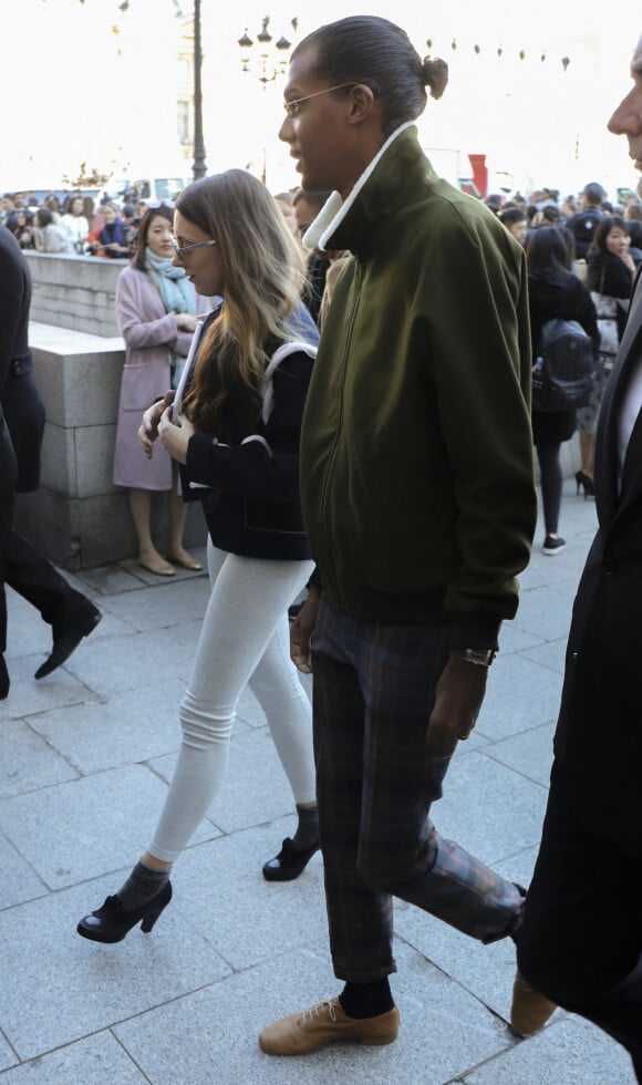 Le chanteur Stromae, se laisse pousser les cheveux, et sa femme Coralie Barbier quittent leur hôtel pour se rendre au défilé de mode "Louis Vuitton" collection prêt-à-porter Printemps-Eté 2017 lors de la Fashion Week de Paris, place Vendôme à Paris, France, le 5 octobre 2016. © Agence/Bestimage 
