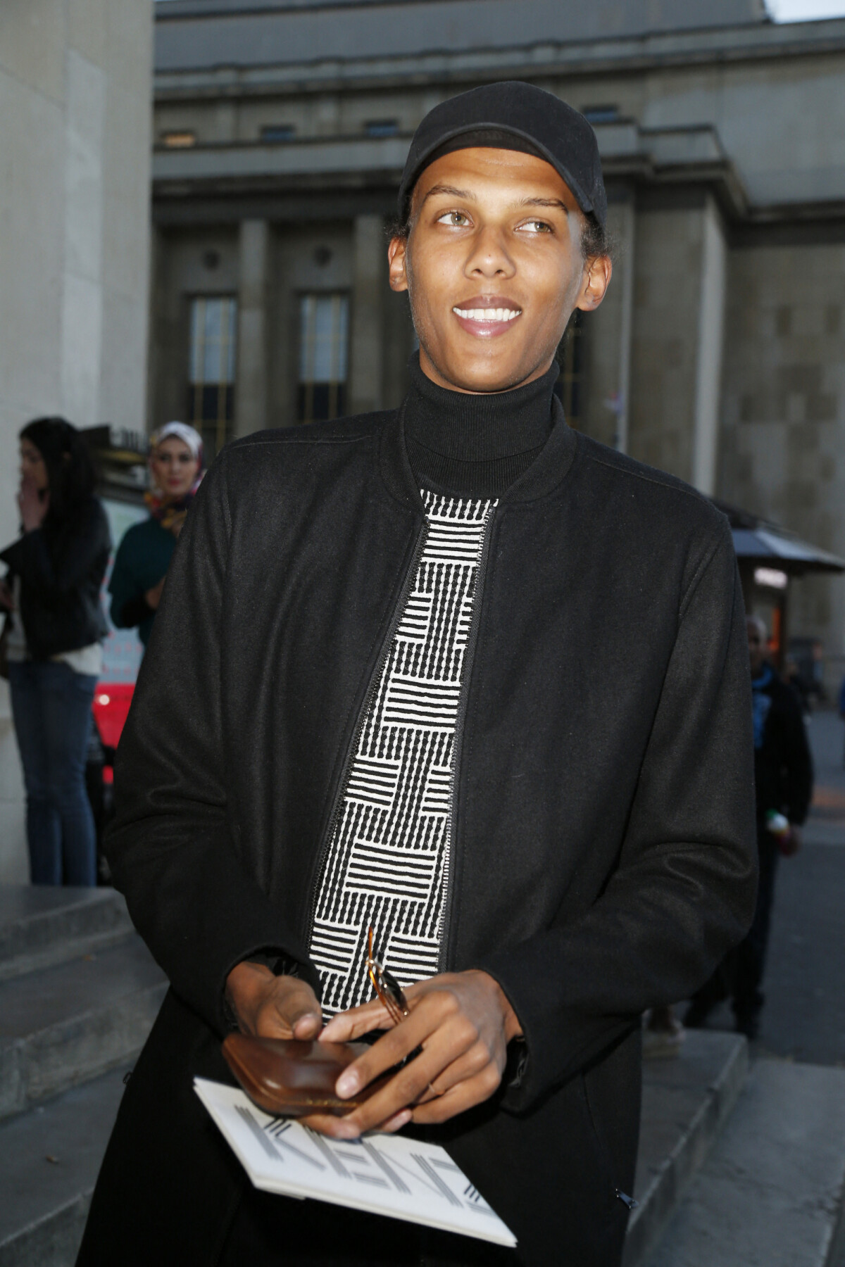 Photo : Stromae, se laisse pousser les cheveux, et sa femme Coralie Barbier  quittent leur hôtel pour se rendre au défilé de mode Louis Vuitton  collection prêt-à-porter Printemps-Eté 2017 lors de la