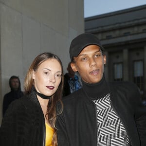 No Web - Le chanteur Stromae et sa femme Coralie Barbier - - Défilé de mode "Kenzo" collection prêt-à-porter Printemps-Eté 2017 lors de la Fashion Week de Paris à la Cité de l'architecture et du patrimoine au Trocadéro à Paris, France, le 4 octobre 2016. © Christophe Aubert via Bestimage