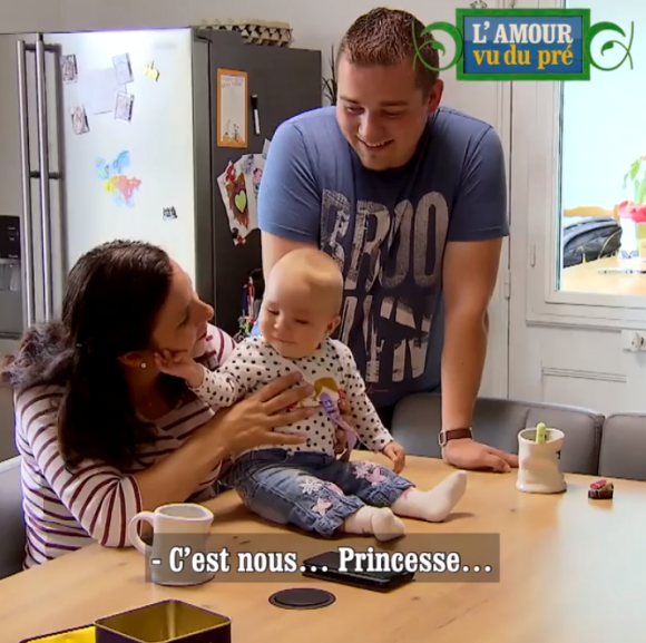 Virginie de "L'amour est dans le pré" présente sa fille Lucile et son compagnon Thomas dans "L'amour vu du pré", lundi 2 septembre 2019, sur M6