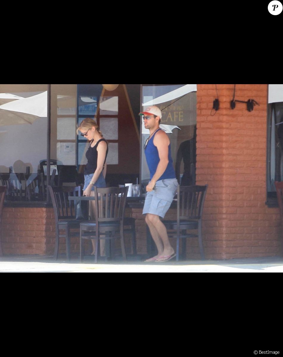 Erin Moriarty et Antony Starr déjeunent ensemble en terrasse à Beverly Hills, Los Angeles, le 5 juillet 2020.