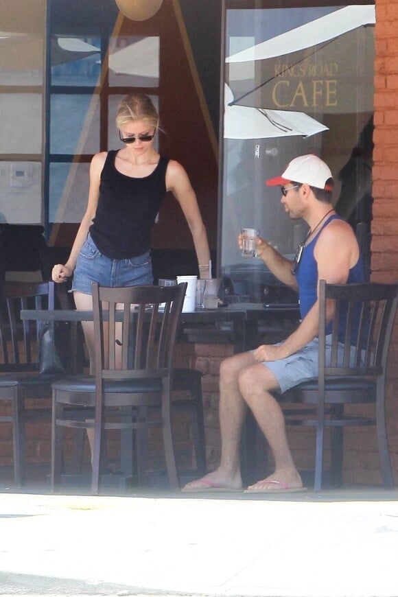 Erin Moriarty et Antony Starr déjeunent ensemble en terrasse à Beverly Hills, Los Angeles, le 5 juillet 2020.