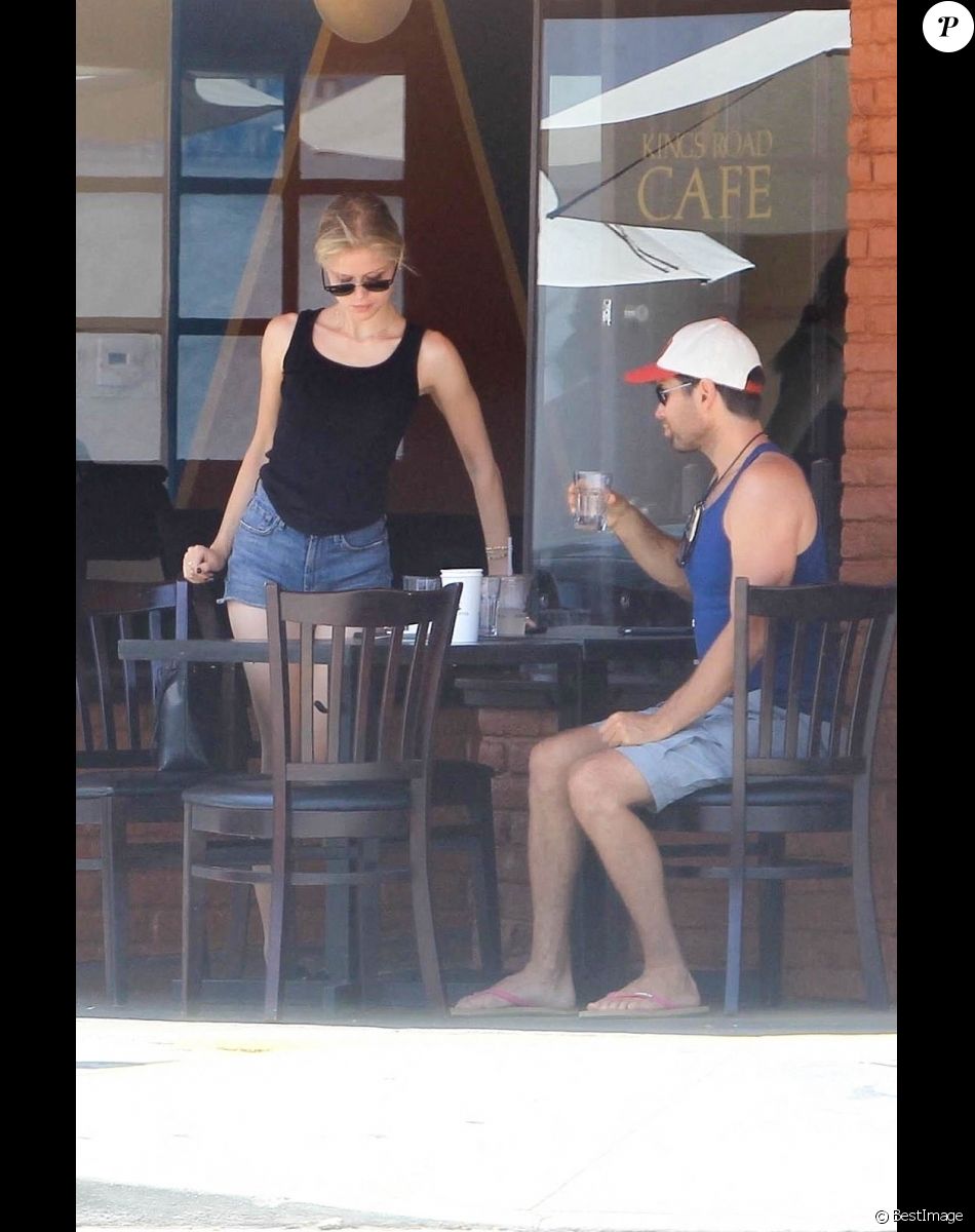 Erin Moriarty et Antony Starr déjeunent ensemble en terrasse à Beverly Hills, Los Angeles, le 5 juillet 2020.