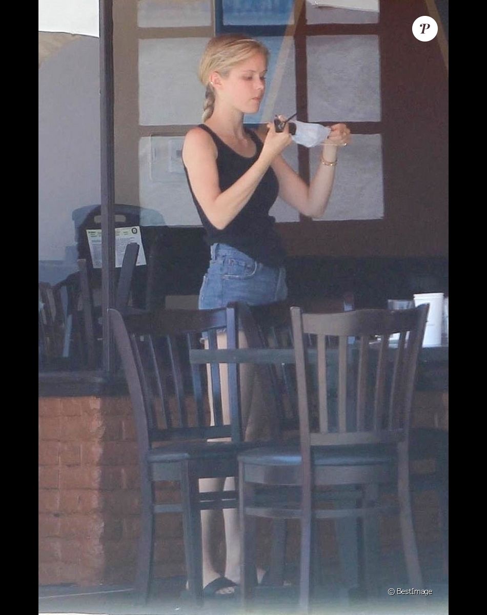 Erin Moriarty et Antony Starr déjeunent ensemble en terrasse à Beverly Hills, Los Angeles, le 5 juillet 2020.