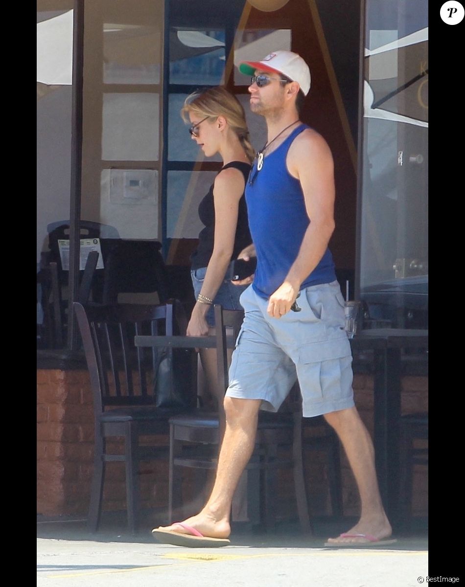 Erin Moriarty déjeune avec Antony Starr à Hollywood le 5 juillet 2020. Ils partagent l'affiche de la série The Boys.