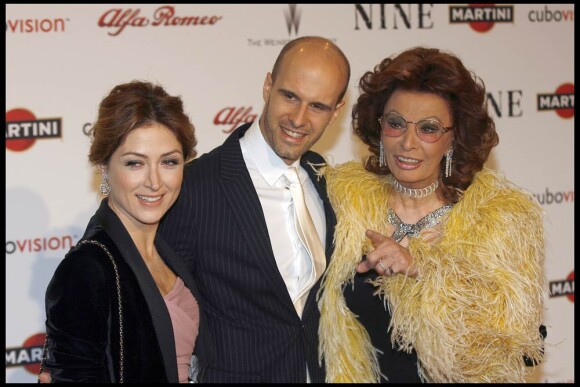 La grande Sophia Loren au bras de son fils Edoardo Ponti et de sa bru Sasha Alexander Ponti, à l'occasion de l'avant-première italienne de la comédie musicale Nine, à Rome, le 13 janvier 2010.