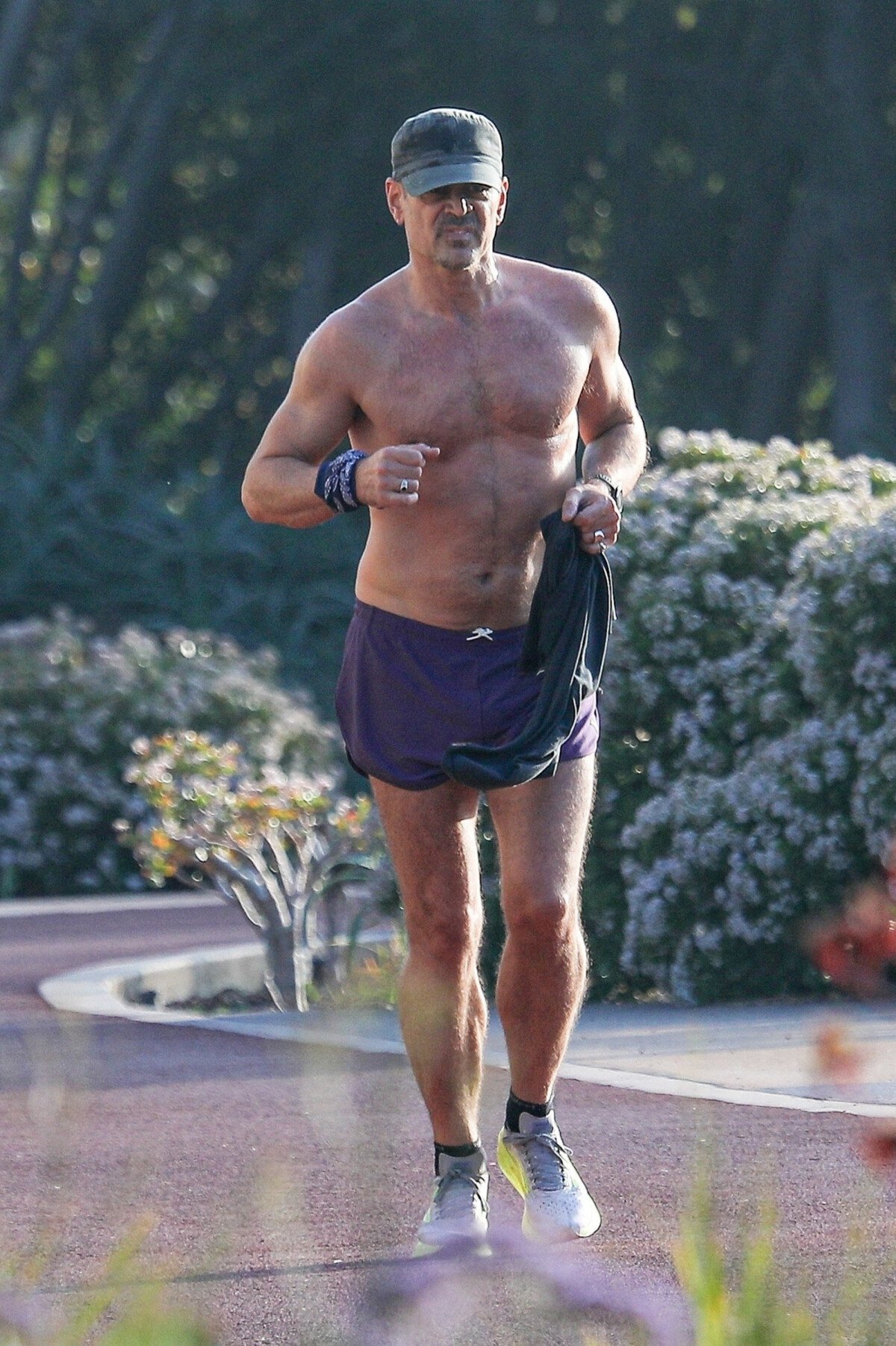 Photo : Exclusif - Colin Farrell fait son jogging torse nu dans le parc de  Coldwater Canyon du quartier de Beverly Hills à Los Angeles, le 6 décembre  2021. - Purepeople