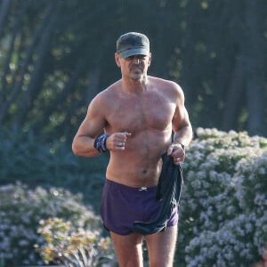 Exclusif - Colin Farrell fait son jogging torse nu dans le parc de Coldwater Canyon du quartier de Beverly Hills à Los Angeles, le 6 décembre 2021.