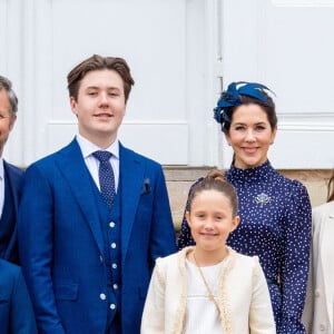 Le prince Frederik, la princesse Mary, le prince Christian, la princesse Isabella, la princesse Joséphine et le prince Vincent de Danemark - La famille royale du Danemark lors de la confirmation du prince Christian en l'église du château de Fredensborg, Danemark, le 15 maoi 2021.