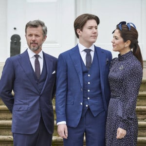 La reine Margrethe II, le prince Frederik, la princesse Mary, le prince Christian, la princesse Isabella, la princesse Joséphine et le prince Vincent de Danemark - La famille royale du Danemark lors de la confirmation du prince Christian en l'église du château de Fredensborg, Danemark.