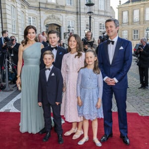 Le prince Frederik de Danemark, la princesse Mary, leurs enfants le prince Christian, la princesse Isabella, le prince Vincent et la Princesse Josephine - Dîner donné par la reine M. de Danemark à l'occasion des 50 ans du prince J. de Danemark au château de Amalienborg à Copenhague le 7 juin 2019