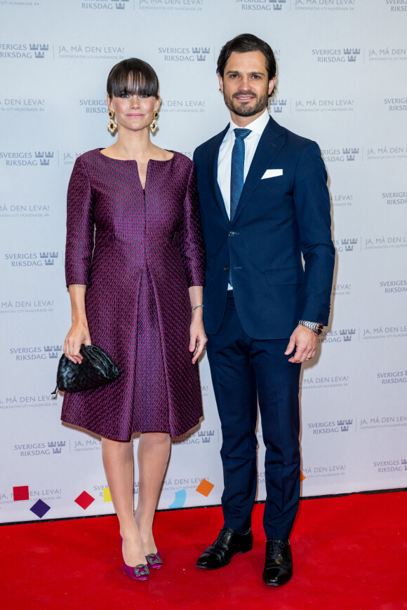 Le prince Carl Philip et la princesse Sofia (Hellqvist ) de Suède assistent au 100ème anniversaire de la démocratie en Suède lors d'une soirée à Stockholm le 10 janvier 2022.