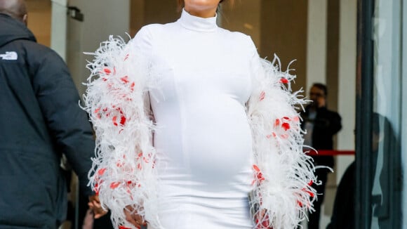 Amel Bent très enceinte : elle fait sensation à la Fashion Week de Paris, en robe moulante