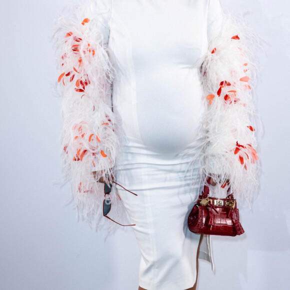 Amel Bent assiste au défilé Giambattista Valli, collection prêt-à-porter Automne/Hiver 2022/2023, au Musée d'Art Moderne. Paris, France, le 7 mars 2022. © Olivier Borde/Bestimage
