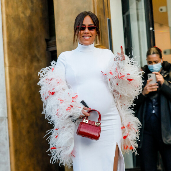 Amel Bent, enceinte, quitte le Musée d'Art Moderne à l'issue du défilé Giambattista Valli. Paris, France, le 7 mars 2022. © Veeren-Clovis/Bestimage