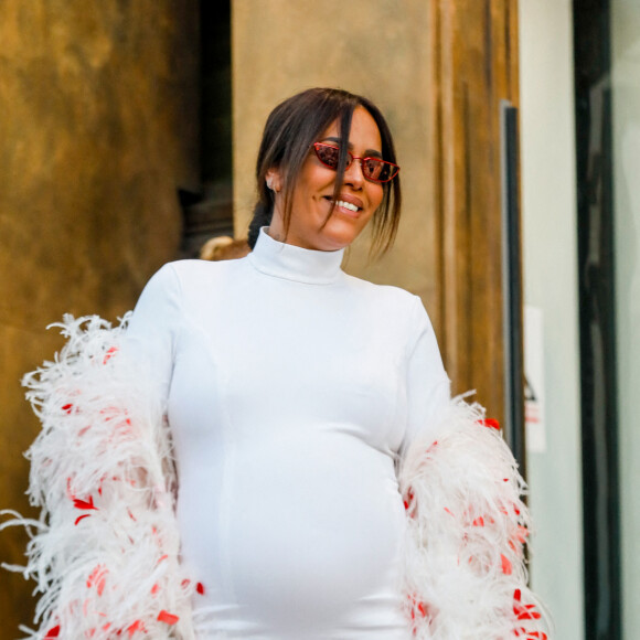Amel Bent, enceinte, quitte le Musée d'Art Moderne à l'issue du défilé Giambattista Valli. Paris, France, le 7 mars 2022. © Veeren-Clovis/Bestimage