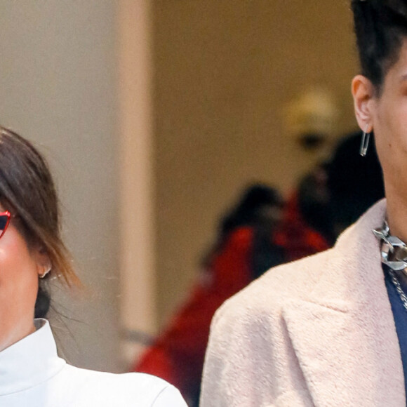 Amel Bent, enceinte, quitte le Musée d'Art Moderne à l'issue du défilé Giambattista Valli. Paris, France, le 7 mars 2022. © Veeren-Clovis/Bestimage