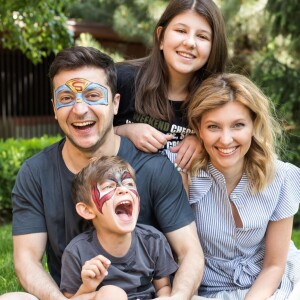 Photo d'Olena Zelenska et du président ukrainien Volodymyr Zelensky : le couple pose avec leurs deux enfants Oleksandra et Kirilo