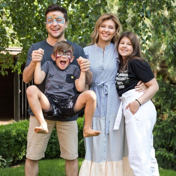 Photo d'Olena Zelenska et du président ukrainien Volodymyr Zelensky : le couple pose avec leurs deux enfants Oleksandra et Kirilo