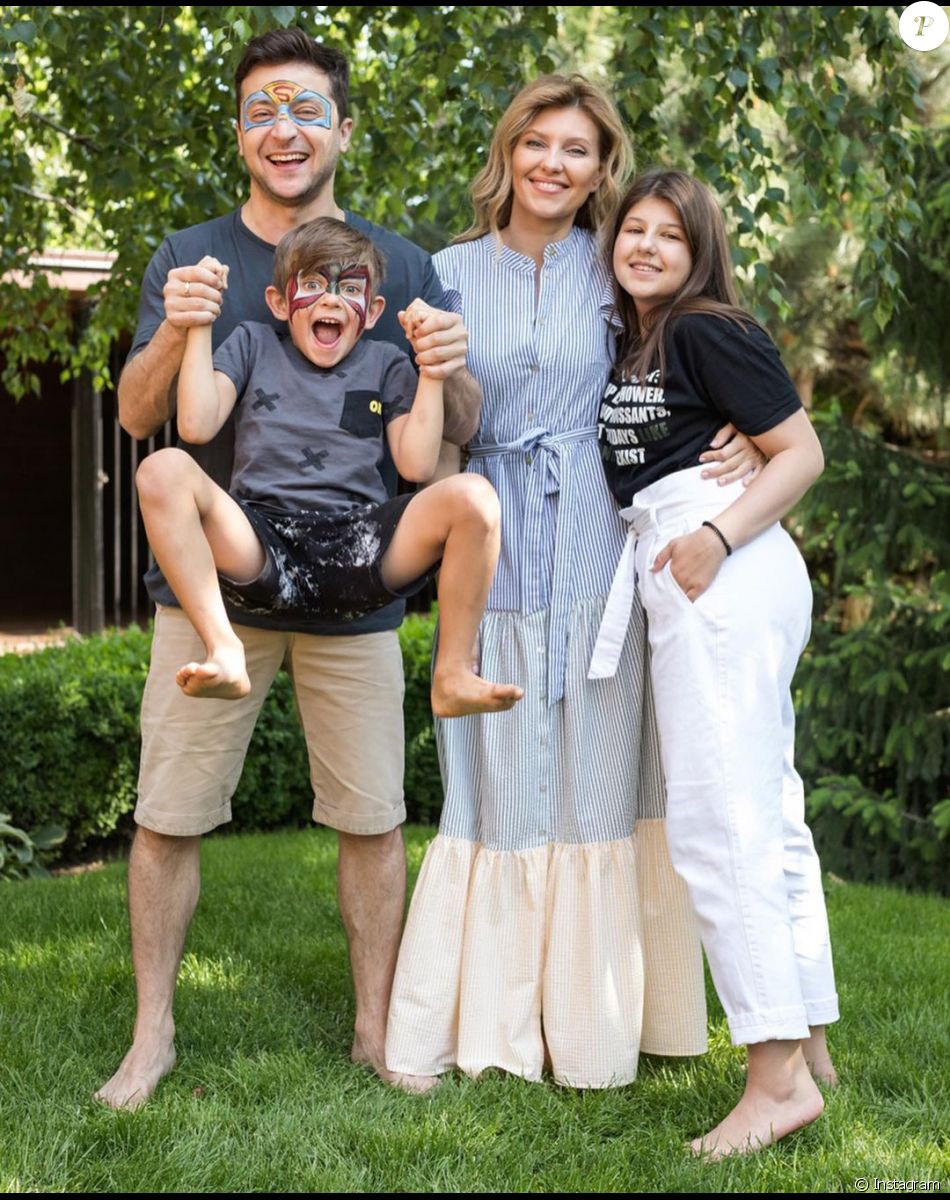Photo d'Olena Zelenska et du président ukrainien Volodymyr Zelensky : le couple pose avec leurs deux enfants Oleksandra et Kirilo