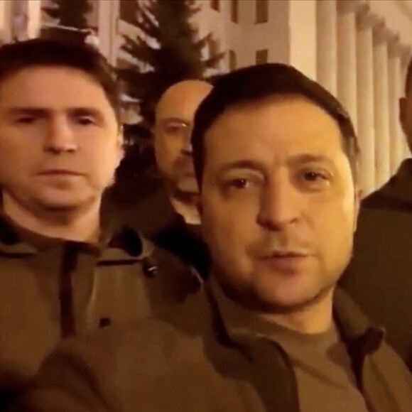 Le président ukrainien Volodymyr Zelensky s'adresse à la nation dans une vidéo pour marquer sa détermination à stopper l'invasion russe. Kiev. Le 25 février 2022.