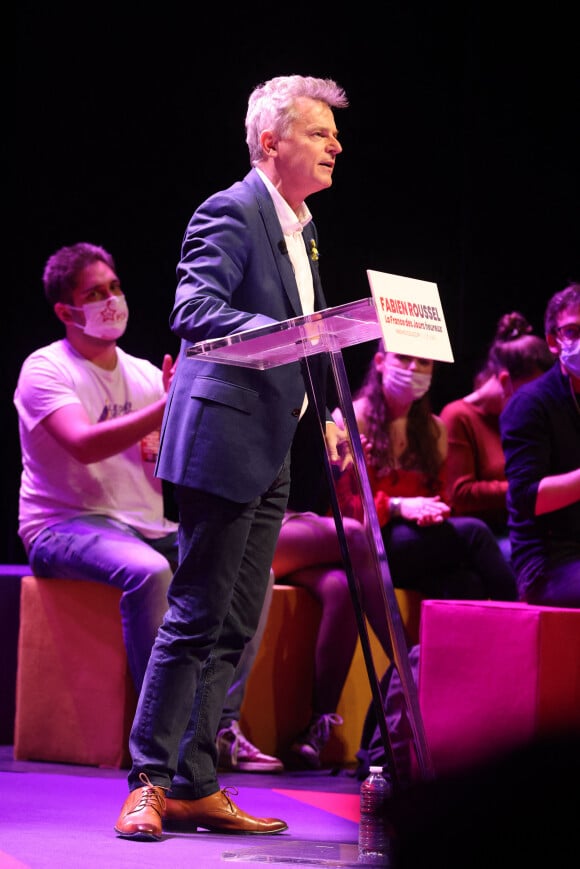 Fabien Roussel, Candidat du Parti communiste français à l'élection présidentielle, en meeting au Pin Galant à Mérignac (Gironde) le 1er Mars 2022.