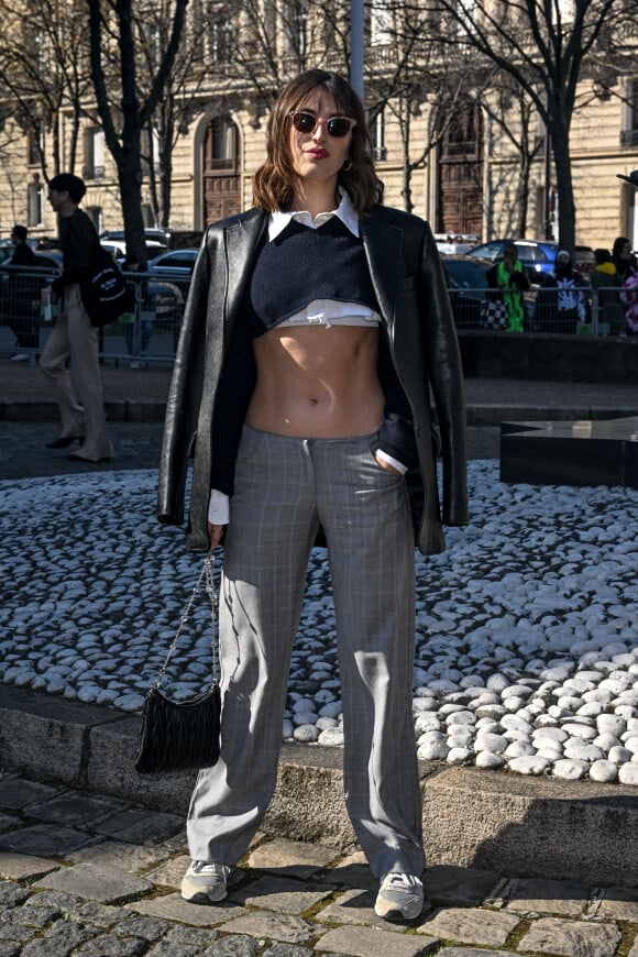 Jeanne Damas arrive au Palais d'Iéna pour assister au défilé Miu Miu, collection prêt-à-porter automne-hiver 2022-2023. Paris, le 8 mars 2022.