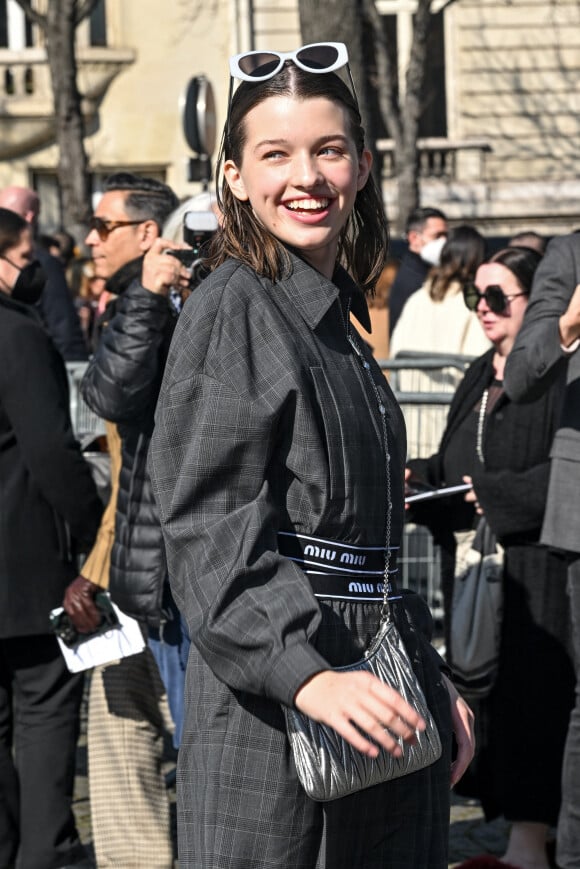 Ever Anderson, la fille de Milla Jovovich et Paul W.S. Anderson, arrive au Palais d'Iéna pour assister au défilé Miu Miu, collection prêt-à-porter automne-hiver 2022-2023. Paris, le 8 mars 2022.