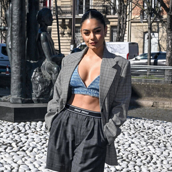 Vanessa Hudgens arrive au Palais d'Iéna pour assister au défilé Miu Miu, collection prêt-à-porter automne-hiver 2022-2023. Paris, le 8 mars 2022.