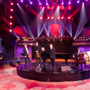 Exclusif - Florent Pagny, Hugues Borsarello, Nicolas Dautricourt, Gautier Capuçon, Yvan Cassar, Alexis Gruss et Gipsy Gruss - Enregistrement de l'émission "Symphonie pour la vie, Spéciale Pièces Jaunes" aux Folies Grüss à Paris. Le 12 janvier 2022. © Cyril Moreau / Bestimage