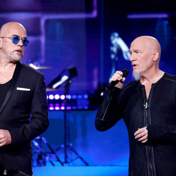 Semi Exclusif - Pascal Obispo, Florent Pagny - Emission spéciale "Unis pour l'Ukraine" à la Maison de la Radio et de la Musique, diffusée en direct sur France 2 et présentée par Nagui et Leïla.Kaddour à Paris le 8 mars 2022. France Télévisions et Radio France s'associent, face à l'urgence humanitaire, pour soutenir et aider le peuple ukrainien et toutes les populations touchées par le conflit, sur place et dans les pays limitrophes. Le service public s'engage aux côtés de la Croix-Rouge française, qui lance un appel aux dons financiers, pour faire face aux besoins humanitaires, qui ne cessent de s'intensifier. Cette soirée spéciale est diffusée en simultané sur France 2 et France Inter avec un concert exceptionnel en direct, avec la participation des formations musicales de Radio France. Avec cette soirée, France Télévisions et Radio France permettent aux Français de répondre concrètement à l'urgence humanitaire, à l'intérieur et à l'extérieur de l'Ukraine, à travers des dons à la Croix-Rouge française. © Cyril Moreau / Jack Tribeca / Bestimage  No web en Suisse / Belgique "United for Ukraine" TV live event to support the Ukrainian people and all the populations affected after the invasion of Russia in Ukraine. French Radio France and France Television are committed alongside the French Red Cross, which launched an appeal for donations in the early hours of the conflict. Paris, March 8th 2022 