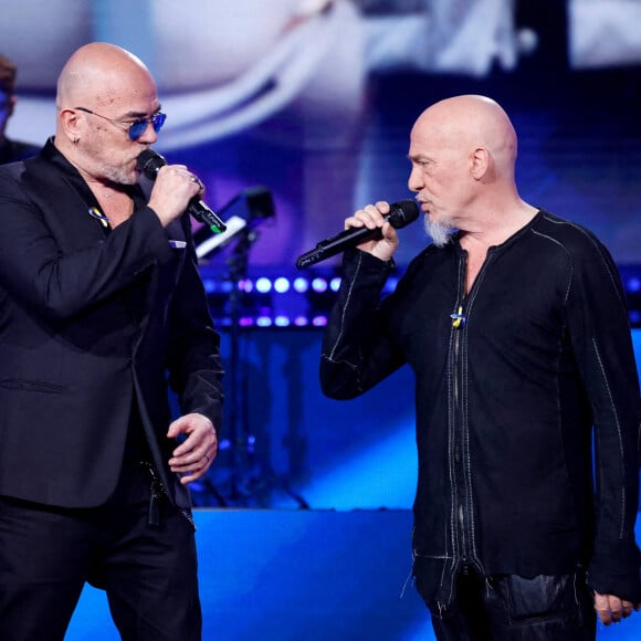 Pascal Obispo, Florent Pagny - Emission spéciale "Unis pour l'Ukraine" à la Maison de la Radio et de la Musique, diffusée en direct sur France 2 et présentée par Nagui et Leïla.Kaddour à Paris le 8 mars 2022. © Cyril Moreau / Jack Tribeca / Bestimage 