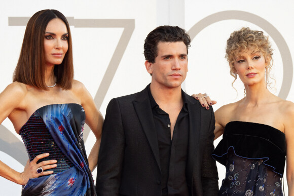 De droite à gauche : Esther Acebo, Jaime Lorente et Eugenia Silva - Première du film "Competencia Oficial" lors du festival international du film de Venise (La Mostra), le 4 septembre 2021. 