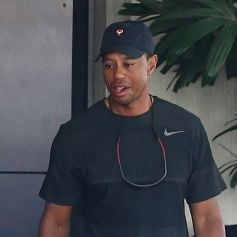 Tiger Woods sort d'une école de golf accompagné d'un garde d'une corps à Jupiter dans le comté de Palm Beach en Floride. Tiger a remporté son 15ème titre d'un Grand Chelem à Augusta dimanche dernier. Le 16 avril 2019