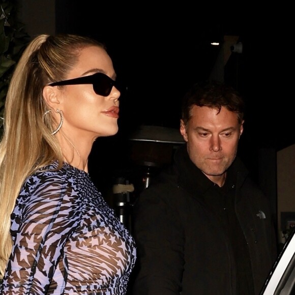 Khloe Kardashian quitte le restaurant Craig's à West Hollywood, après le dîner d'anniversaire des soeurs jumelles Malika et Khadijah Haqq. Le 9 mars 2022.