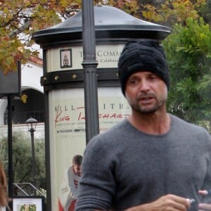 David Charvet avec une amie à la sortie du café Marmalade à Los Angeles, le 9 décembre 2021.