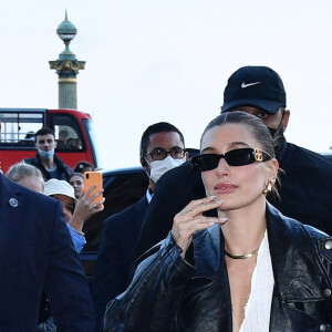 Exclusif - Hailey Bieber Baldwin arrive à l'hôtel de Crillon à Paris, France, le 5 mars 2022, en marge de la Fashion Week de Paris. © Da Silva-Perusseau/Bestimage