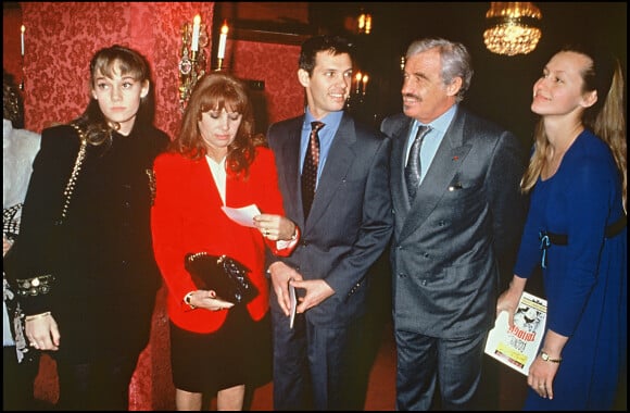 Archives - Patricia Belmondo, Elodie Constantin, Paul et Jean-Paul Belmondo, Luana Belmondo au théâtre des Variétés à Paris, en 1992